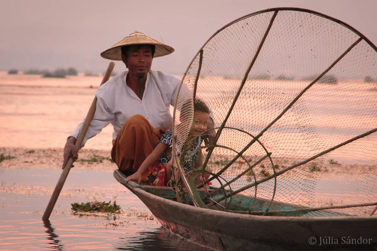 myanmarese-one-leg-rower-myanmar-inle-faces-of-Asia-juliasanphotography Faces of Asia: One leg rower with his daughter