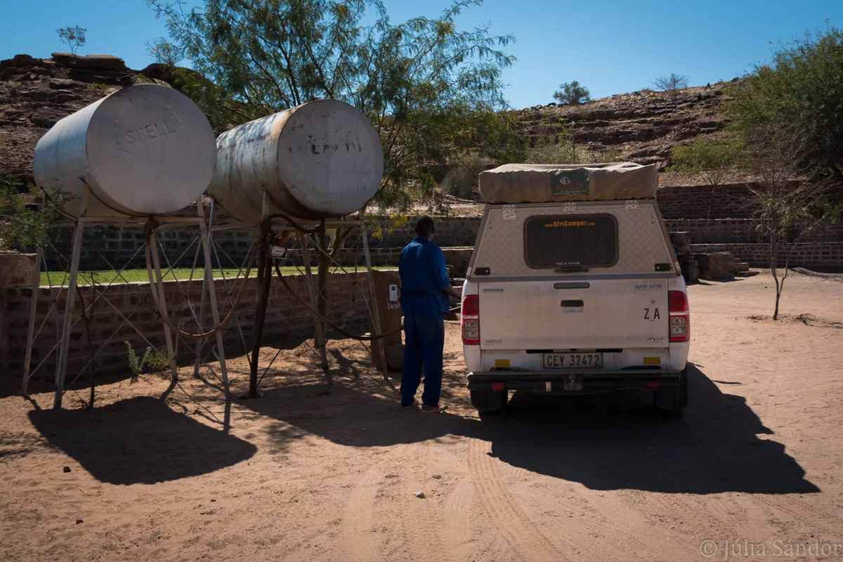 VIVA 2016 Filljng up the car