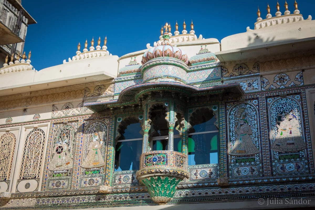 Colorfully decorated walls in the courts of the palace